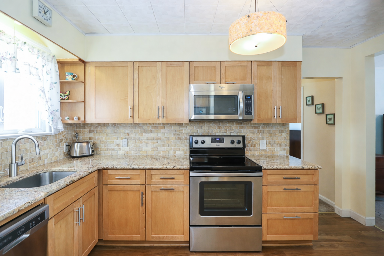 Modern kitchen with vibrant details